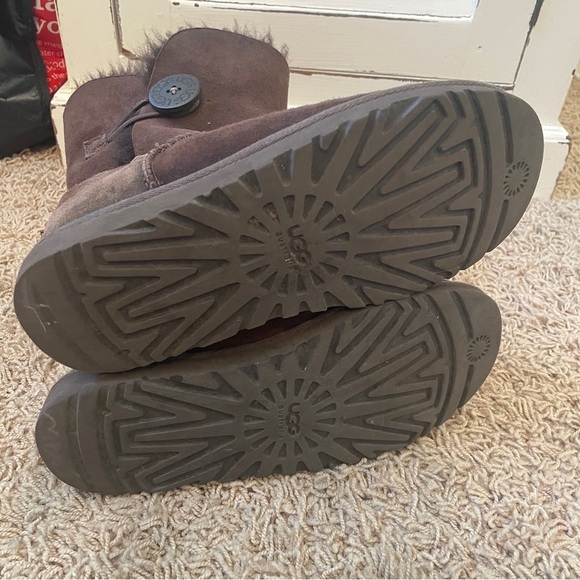 UGG Australia Original Women’s Bailey Button II Chocolate Short Booties Boot 5 - Picture 10 of 11